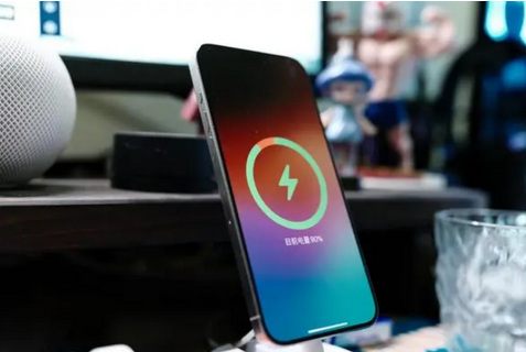 定城镇苹果15换屏服务分享用什么充电器给iPhone15充电更好 